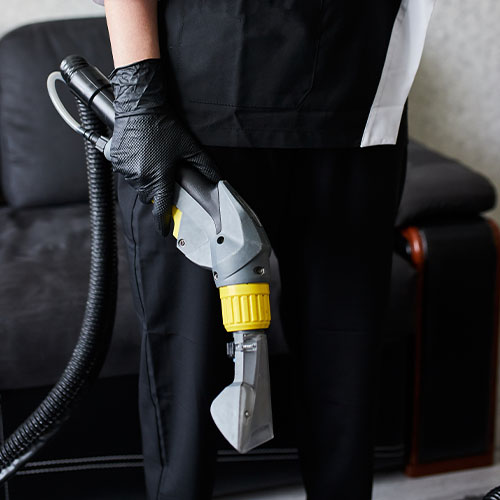 500px_0014_NETTOYAGE DE CANAPE - close-up-female-housekeeper-arm-cleaning-sofa-with-washing-vacuum-cleaner-cleaning-serv
