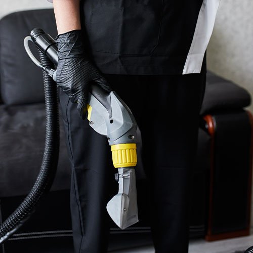 500px_0014_NETTOYAGE DE CANAPE - close-up-female-housekeeper-arm-cleaning-sofa-with-washing-vacuum-cleaner-cleaning-serv